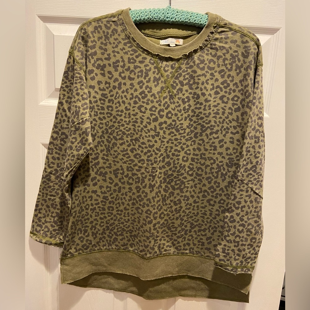 💚 4 for $32 olive green/dark grey C&C tunic 💚